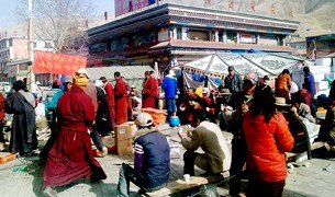 སྐྱེ་རྒུ་མདོར་དང་བླངས་ལས་དོན་གནང་མཁན་དང་གླེང་མོལ། སྐྱེ་རྒུ་མདོར་དང་བླངས་ལས་དོན་གནང་མཁན་དང་གླེང་མོལ།