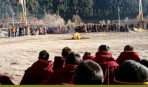 རང་ལུས་མེ་སྲེག་གནང་མཁན་གྱི་ཁ་ཆེམས། རང་ལུས་མེ་སྲེག་གནང་མཁན་གྱི་ཁ་ཆེམས།