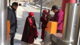 བླ་རུང་སྒར་ལ་འགྲོ་སའི་ལམ་ཁར་འགག་སྒོ་གཉིས་བཙུགས་ཡོད་པ།