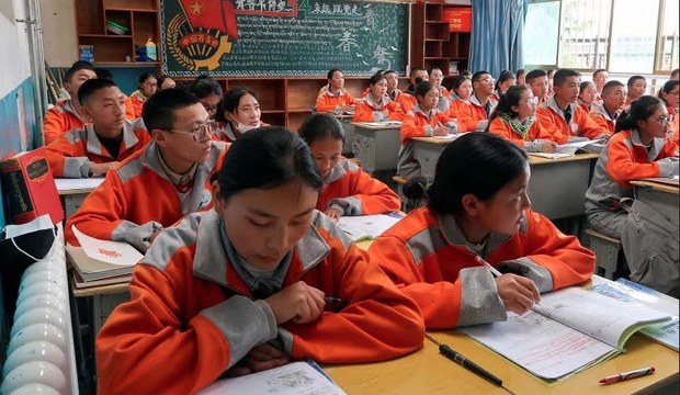 བོད་ནང་དུ་བོད་ཕྲུག་ཚོ་རྒྱ་མི་རིགས་ལ་བསྒྱུར་རྒྱུའི་བྱེད་ཐབས་ལག་བསྟར་བྱེད་བཞིན་པ།