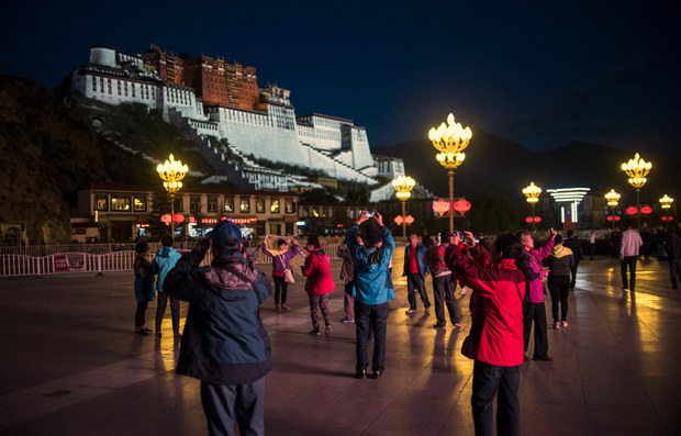 རྒྱ་ནག་གཞུང་གིས་ལྷ་ས་གྲོང་ཁྱེར་ནང་ཚད་བཀག་མེད་པའི་ཐེམ་ཐོའི་སྲིད་ཇུས་ལག་བསྟར་བྱེད་པ།