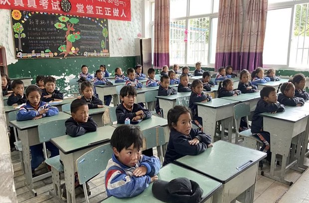 བོད་ཀྱི་གཞི་རིམ་ཞིང་འབྲོག་མང་ཚོགས་ཁྲོད་རྒྱ་ཡིག་རྒྱ་སྐད་དར་སྤེལ་ཆེན་པོ་བྱེད་བཞིན་པ།