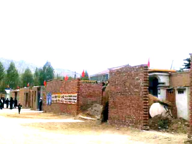 བོད་མིའི་ཁང་པའི་སྟེང་རྒྱ་མིའི་རྒྱལ་དར་བསྒྲེང་འཛུགས། བོད་མིའི་ཁང་པའི་སྟེང་རྒྱ་མིའི་རྒྱལ་དར་བསྒྲེང་འཛུགས།