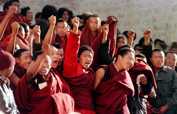 ལོ་ངོ་སུམ་བཅུའི་སྔོན་ལྷ་སར་ཐོན་པའི་ངོ་རྒོལ་གྱི་ལས་འགུལ།