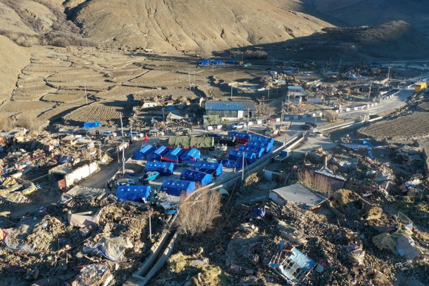 བོད་གཞིས་ཀ་རྩེ་གྲོང་ཁྱེར་ཁུལ་དིང་རི་རྫོང་དུ་ས་ཡོམ་རྗེས་ས་གནས་སུ་དཀའ་ངལ་ཇི་བྱུང་དང་།  རྒྱ་ནག་གཞུང་གིས་སྟངས་འཛིན་བྱེད་ཕྱོགས།  རྒྱལ་སྤྱིའི་ཁྱོན་ནས་དེར་ལྟ་ཚུལ་བཅས་ཀྱི་སྐོར་དཔྱད་གཞིའི་སྐོར།