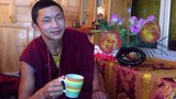 རྔ་བ་རྫོང་ཐོག་དུ་དགེ་འདུན་པ་ཞིག་འཛིན་བཟུང་བྱས་འདུག