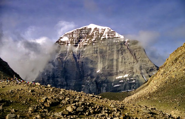 གངས་རིན་པོ་ཆེ་ནས་མཇལ་པའི་དགེ་འདུན་པ་ཞིག་དང་། དེ་བཞིན་གནས་རིའི་ལྷོ་ངོས་ཀྱི་གླེ་མིའི་བོད་མི་དང་བཙན་བྱོལ་གྱི་ཆོས་ཕྱོགས་དབུ་ཁྲིད། ཨམ་སྐད།