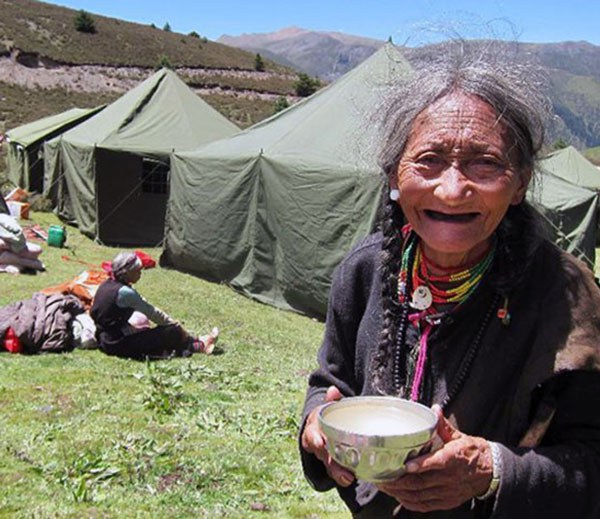 ས་འགུལ་གྱིས་གནས་འཚེ་ཕོག་པའི་བོད་མི། ས་འགུལ་གྱིས་གནས་འཚེ་ཕོག་པའི་བོད་མི།