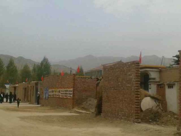 བོད་མདོ་སྨད་གཅན་ཚ་ཕྱོགས་ཀྱི་བོད་མའི་ཁྱིམ་ཚང་གི་སྒོའི་སྟེང་རྒྱ་དར་བསྒྲེངས་དགོས་པའི་བཙན་བཀའ་བཏང་བ། བོད་མདོ་སྨད་གཅན་ཚ་ཕྱོགས་ཀྱི་བོད་མའི་ཁྱིམ་ཚང་གི་སྒོའི་སྟེང་རྒྱ་དར་བསྒྲེངས་དགོས་པའི་བཙན་བཀའ་བཏང་བ།