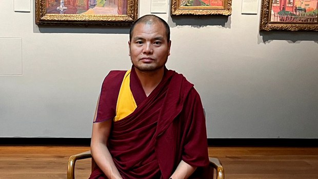 ཨ་ལགས་རྗེ་སྤྲུལ་ཚང་དང་ལྷན་དུ་བླ་མ་དཀར་པོས་བོད་བརྒྱུད་ནང་བསྟན་དང་སྒོས་སུ་རྒྱལ་ཚབ་རྭ་སྒྲེང་རིན་པོ་ཆེ་དང་འབྲེལ་བའི་བྱུང་རིམ།