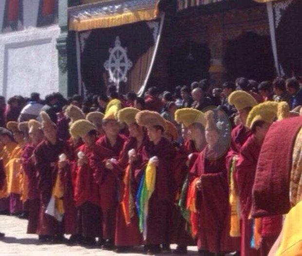 རྩེ་ཁོག་ནས་རང་ལུས་མེར་བསྲེཊ་བཏང་མཁན་འཇིཊ་མེད་བསྟན་འཛིན་དེ་སྔོན་རི་བོ་དགོན་པར་བཞུགས་སྐབས། རྩེ་ཁོག་ནས་རང་ལུས་མེར་བསྲེཊ་བཏང་མཁན་འཇིཊ་མེད་བསྟན་འཛིན་དེ་སྔོན་རི་བོ་དགོན་པར་བཞུགས་སྐབས།