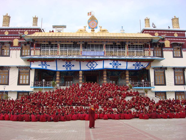 སེ་ར་ཐེག་ཆེན་གླིང་ཕྱག་བཏབ་ནས་མི་ལོ་༦༠༠ འཁོར་བ།