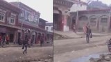 ༢༠༡༤།༤།༨།ཉིན་བོད་མི་གཞོན་སྐྱེས་ཞིག་གིས་སྡེ་དགེ་མ་ཎི་གད་མགོར་བོད་དོན་སྐད་འབོད་བྱེད་བཞིན་པ། 