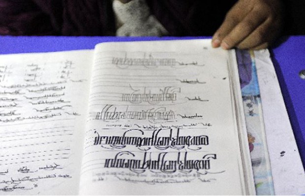 བོད་རང་སྐྱོང་སྲིད་གཞུང་གིས་བོད་སྐྱོར་ལས་བྱེད་པ་དང་རྒྱ་རིགས་ལས་བྱེད་པར་བོད་ཡིག་བསླབ་བཞིན་པ། བོད་རང་སྐྱོང་སྲིད་གཞུང་གིས་བོད་སྐྱོར་ལས་བྱེད་པ་དང་རྒྱ་རིགས་ལས་བྱེད་པར་བོད་ཡིག་བསླབ་བཞིན་པ།