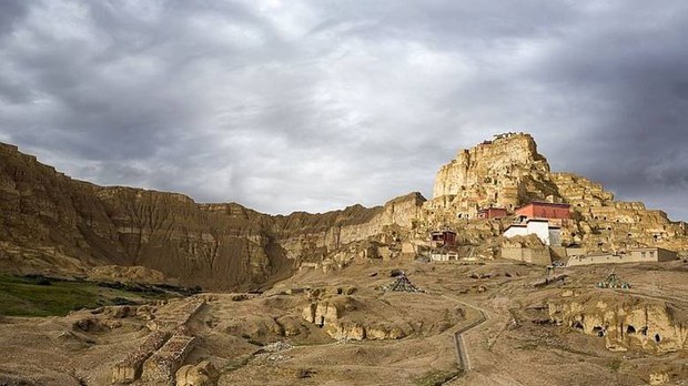 གོ་ལའི་གནམ་གཤིས་འགྱུར་ལྡོག་གི་རྐྱེན་པས་དུས་རབས་༡༧པའི་ནང་བོད་ཀྱི་གུ་གེའི་རྒྱལ་རབས་འཇིག་པའི་ཤུགས་རྐྱེན་དུ་གྱུར་ཡོད་པ། གོ་ལའི་གནམ་གཤིས་འགྱུར་ལྡོག་གི་རྐྱེན་པས་དུས་རབས་༡༧པའི་ནང་བོད་ཀྱི་གུ་གེའི་རྒྱལ་རབས་འཇིག་པའི་ཤུགས་རྐྱེན་དུ་གྱུར་ཡོད་པ།