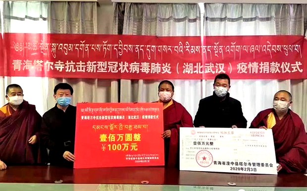 བོད་ནང་གི་དགོན་སྡེ་ཁག་གིས་ཏོག་དབྱིབས་ནད་དུག་ཕོག་ཡུལ་དུ་རོགས་དངུལ་གནང་བ། བོད་ནང་གི་དགོན་སྡེ་ཁག་གིས་ཏོག་དབྱིབས་ནད་དུག་ཕོག་ཡུལ་དུ་རོགས་དངུལ་གནང་བ།