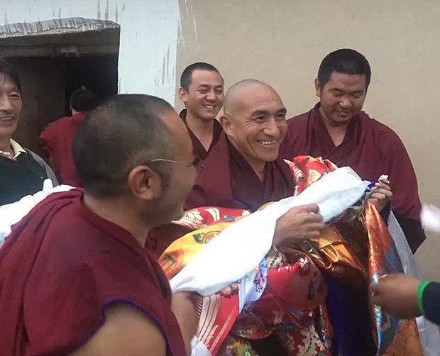 དགེ་བདུན་པ་འཇམ་དབྱངས་ཕུན་ཚོགས་ལགས་བཙོན་ཁང་ནས་གློད་བཀྲོལ། དགེ་བདུན་པ་འཇམ་དབྱངས་ཕུན་ཚོགས་ལགས་བཙོན་ཁང་ནས་གློད་བཀྲོལ།