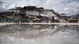 བོད་ཀྱི་སྤྲུལ་སྐུའི་ལམ་ལུགས་ལ་དམར་ཤོག་གིས་ཐེ་ཇུས།