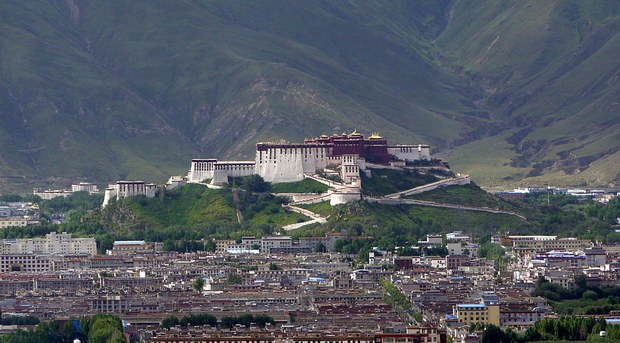 ལྷ་སར་བོད་མདོ་ཁམས་གཉིས་ནས་མཆོད་མཇལ་དུ་ཡོང་མཁན་ཚོར་དམ་བསྒྲགས་བྱེད་པ།