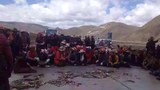 རྒྱ་མིའི་གཏེར་ཁ་སྔོག་འདོན་ལ་ས་གནས་ཡུལ་མིས་ངོ་རྒོལ་བྱེད་བཞིན་པའི་སྐབས། 05-2016