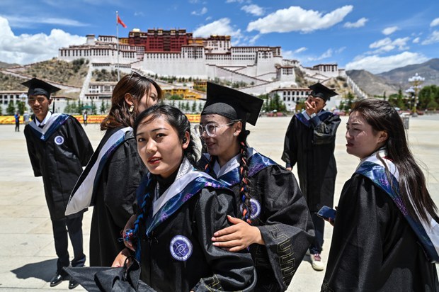 བོད་ཀྱི་སྐད་ཡིག་དང་འབྲེལ་བའི་སློབ་གྲྭ་ཆེན་མོ།