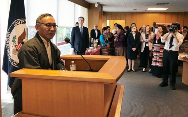 ཨ་རིའི་གྲོས་ཚོགས་ལ་བོད་རྒྱ་གྲོས་མོལ་སྐོར་གྱི་སྙན་ཐོ་ཕུལ་བ། ཨ་རིའི་གྲོས་ཚོགས་ལ་བོད་རྒྱ་གྲོས་མོལ་སྐོར་གྱི་སྙན་ཐོ་ཕུལ་བ།
