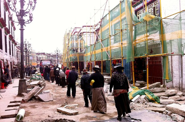 མེ་ལྕེའི་ཁྲོད་ནས་ལྷ་སར་སྐྱོད་མཁན་གྱི་གནས་མཇལ་བ།
