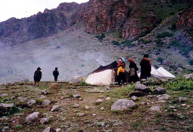 འབྲོག་ཕྲུག་གི་འཚོ་བ་དང་སེམས་ཀྱི་དཀའ་སྡུག།