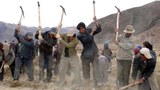 བོད་དང་ཞིན་ཅང་ནང་ངལ་རྩོལ་དུ་བཀོལ་སྤྱོད་བྱེད་བཞིན་པ།