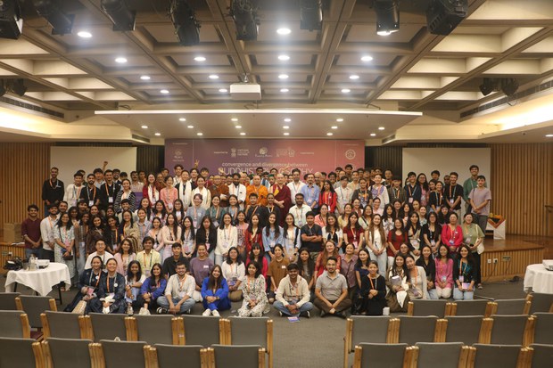 ནང་པའི་ལྟ་གྲུབ་དང་དེང་རབས་ཚན་རིག་དབར་གྱི་མཐུན་ཕྱོགས་དང་མི་མཐུན་པའི་ཕྱོགས་ཞེས་པའི་བགྲོ་གླེང་ཚོགས་འདུ།