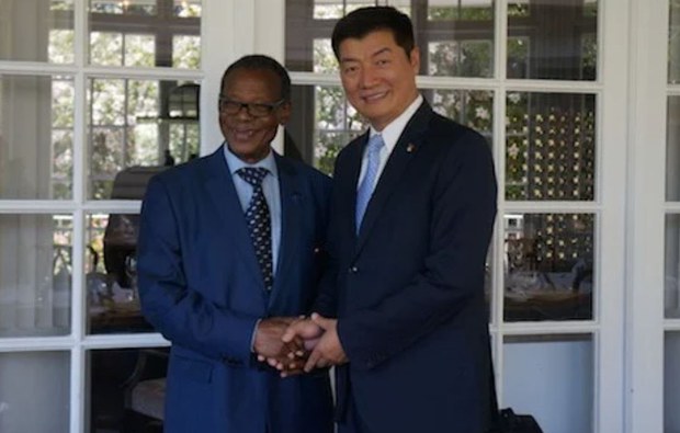 ལྷོ་ཨ་ཧྥུ་རི་ཀའི་ཨི་ཀ་ཐ་ཚོགས་པའི་སྦུ་ཐེ་ལེ་ཛི་ཡིས་སྲིད་སྐྱོང་ལ་རྟེན་འབྲེལ་ཞུས་པ། ལྷོ་ཨ་ཧྥུ་རི་ཀའི་ཨི་ཀ་ཐ་ཚོགས་པའི་སྦུ་ཐེ་ལེ་ཛི་ཡིས་སྲིད་སྐྱོང་ལ་རྟེན་འབྲེལ་ཞུས་པ།