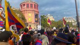 འགྲེམས་སྟོན་ཁང་དེའི་ནང་རྒྱ་གཞུང་གི་སྲིད་བྱུས་དང་མཐུན་པའི་བོད་ཀྱི་ཚིག་བརྗོད་བཀོལ་སྤྱོད་བྱེད་ཀྱི་ཡོད་པ་ཐེར་འདོན་བྱེད་བཞིན་འདུག