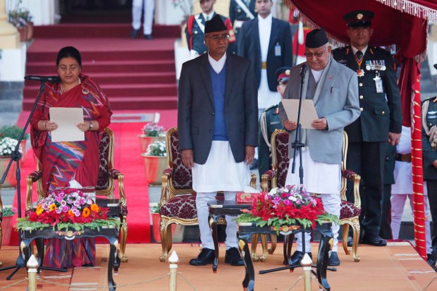 བལ་ཡུལ་གྱི་སྲིད་བློན་གསར་པས་དམ་འབུལ། བལ་ཡུལ་གྱི་སྲིད་བློན་གསར་པས་དམ་འབུལ།