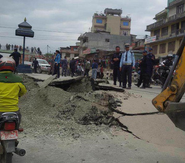 བལ་ཡུལ་ནང་ས་འགུལ་དྲག་པོ་བརྒྱབ་པ། བལ་ཡུལ་ནང་ས་འགུལ་དྲག་པོ་བརྒྱབ་པ།
