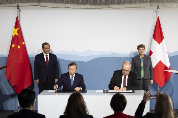 སུད་སི་དང་རྒྱ་ནག་གཞུང་བར་ཚོང་འབྲེལ་དང་འགྲོ་བ་མིའི་ཐོབ་ཐང་གི་གནད་དོན།