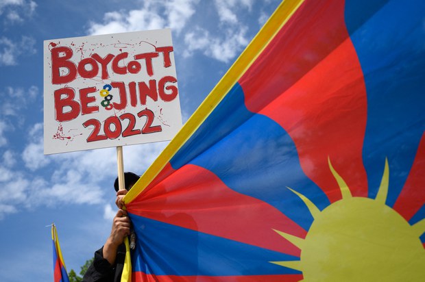 དབྱིན་ཇིའི་གྲོས་ཚོགས་འོག་མས་པེ་ཅིན་ཨོ་ལོམ་པིཀསི་ལ་ངོ་རྒོལ་གནང་བ། དབྱིན་ཇིའི་གྲོས་ཚོགས་འོག་མས་པེ་ཅིན་ཨོ་ལོམ་པིཀསི་ལ་ངོ་རྒོལ་གནང་བ།
