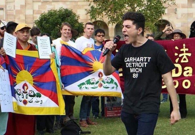 Drew Pavlou ལགས་ཀྱིས་རྒྱ་ནག་གཞུང་ལ་ངོ་རྒོལ་ལས་འགུལ་སྤེལ་བའི་ཉེས་འཛུགས། Drew Pavlou ལགས་ཀྱིས་རྒྱ་ནག་གཞུང་ལ་ངོ་རྒོལ་ལས་འགུལ་སྤེལ་བའི་ཉེས་འཛུགས།
